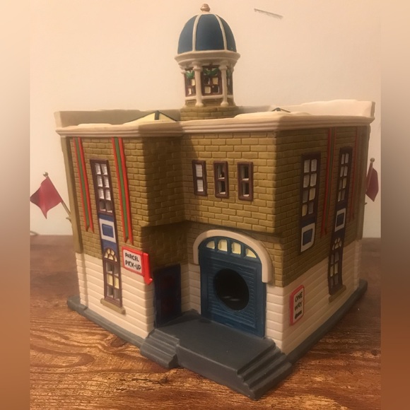 Dept 56 Christmas in the City Hollydale’s - Picture 2 of 5